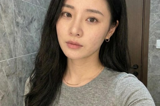 陈妍希高开衩抹胸裙珠圆玉润娇俏性感身材凹凸有致性感迷人！