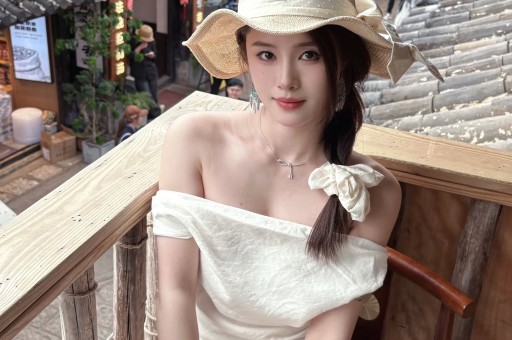 65岁周华健和老婆康粹兰在英国伦敦一家华人餐馆吃粉精气神十足
